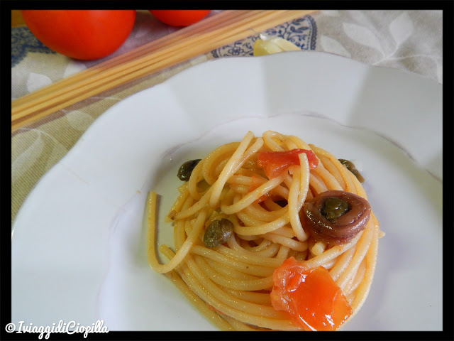 Spaghetti alla chitarra con alici, capperi e olive