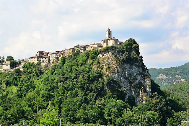 Castel Trosino: vista dal basso 