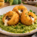 Anelli di pasta fritti ripieni di mozzarella e olive, croccanti fuori e filanti dentro, serviti su una morbida crema di broccoli