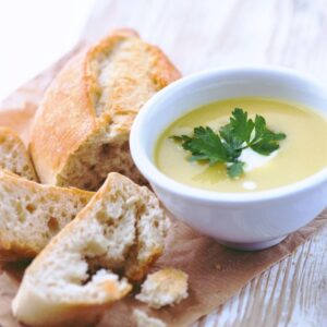 zuppa di patate e cipolla come nella tradizione italiana