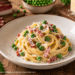 Fettuccine speck piselli e panna, un primo piatto cremoso e facile da preparare. Scopri ingredienti, procedimento e varianti della ricetta.