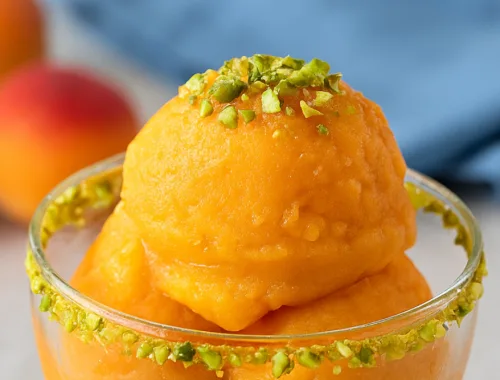 Scopri come preparare il sorbetto all’albicocca con granella di pistacchio di Bronte. Una ricetta estiva, veloce e fresca per usare la frutta di stagione senza sprechi.