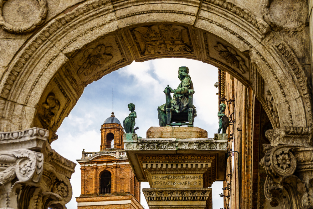 Un dettaglio del centro storico di Ferrara con la volta del cornuto