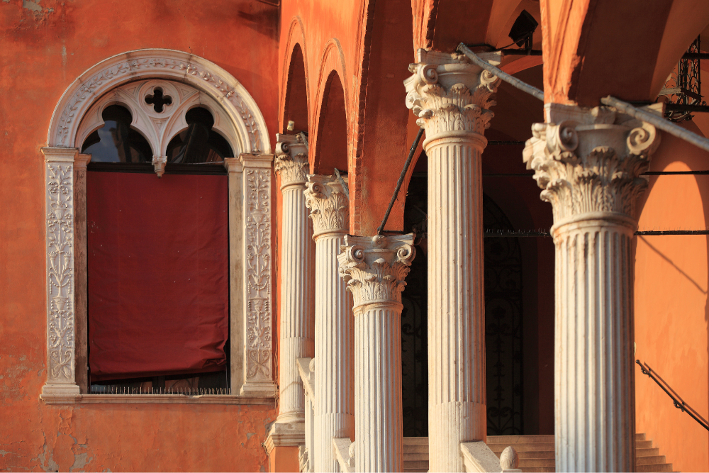 Lo scalone municipale tra i monumenti da vistare a Ferrara 