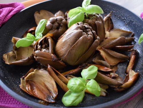 La ricetta dei carciofi al basilico ed aglio sono un gustoso piatto