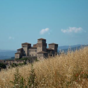Castello di Torrechiara, un scorcio dalla campagna circostante