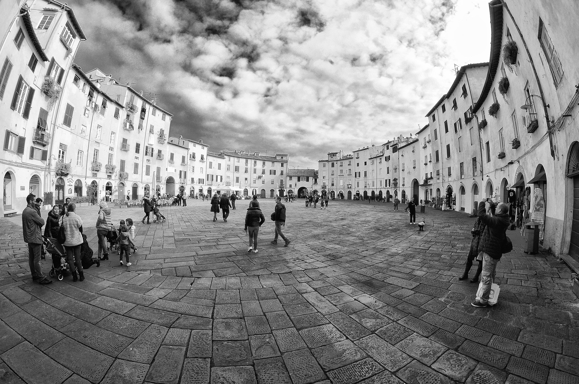 La piazza centrale di Lucca vista con gli occhi degli innamorati 