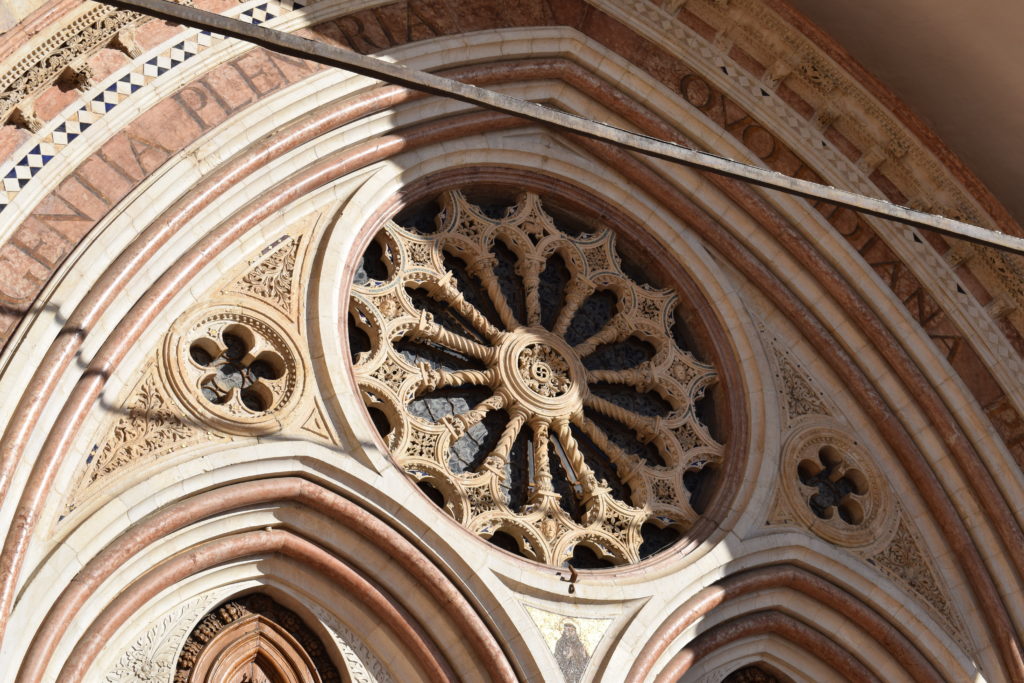 Un particolare dell'entrata della Basilica di San Francesco ad Assisi