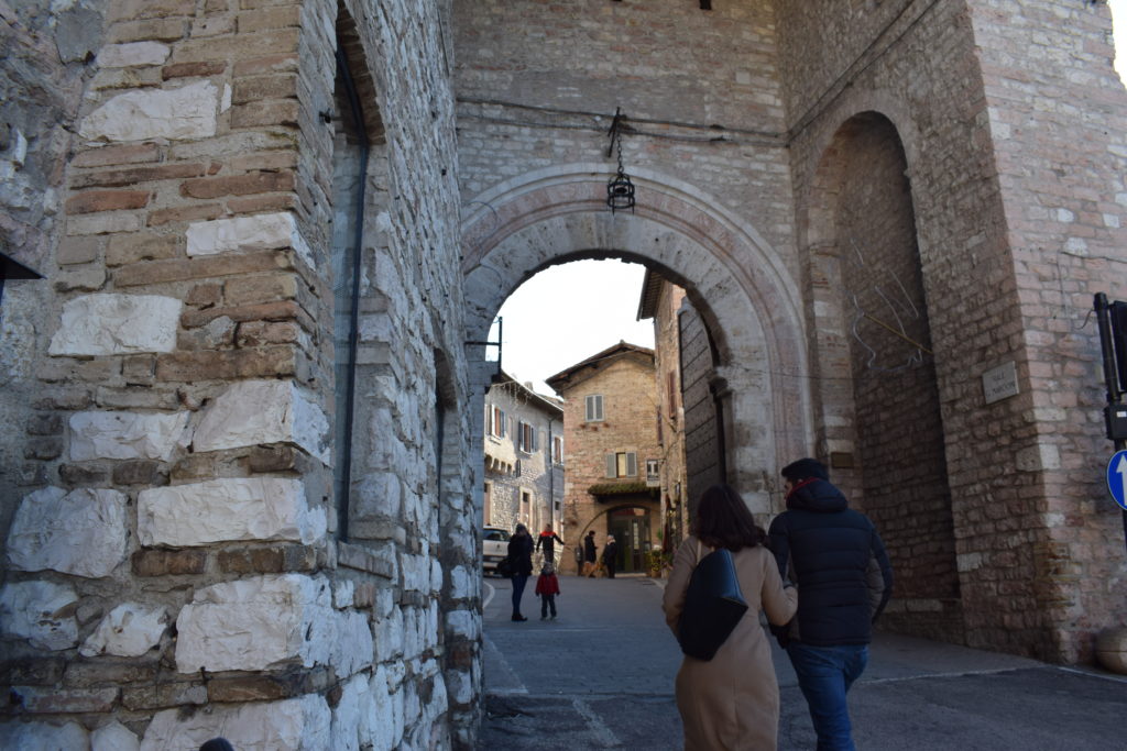 Il particolare arco murario della porta di entrata ad Assisi