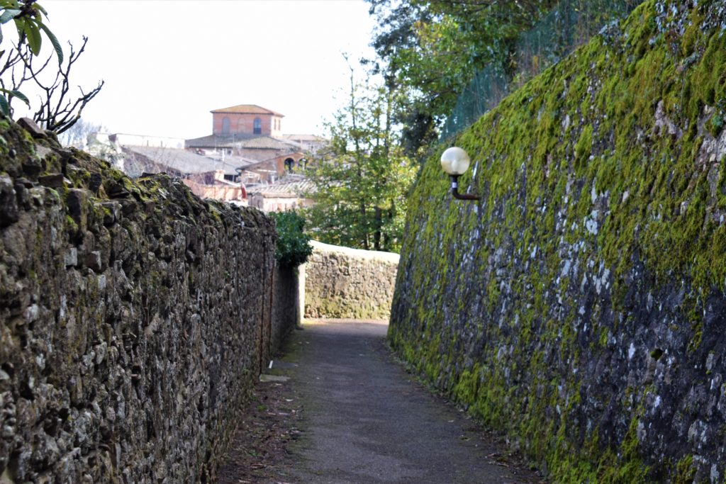 Antiche mura che costeggiano il carcere