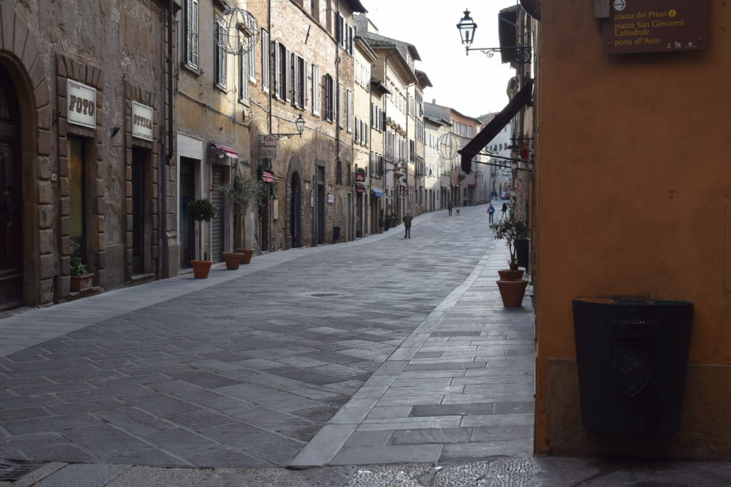 Centro storico di Volterra negozi e monumenti 