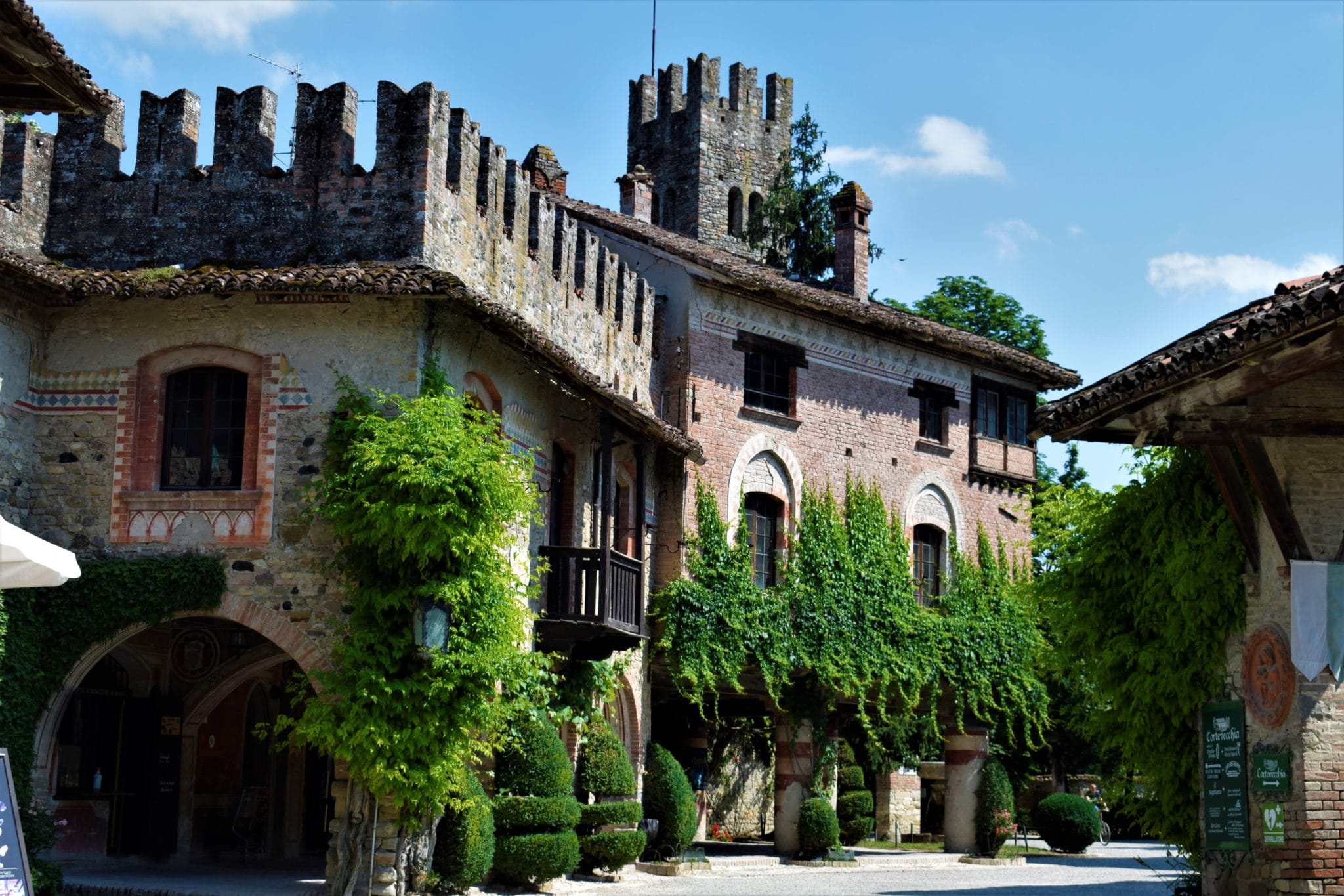 Grazzano Visconti Il Borgo Il Castello E Il Fantasma I Viaggi Di 