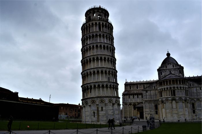 Perchè pende la torre di Pisa?