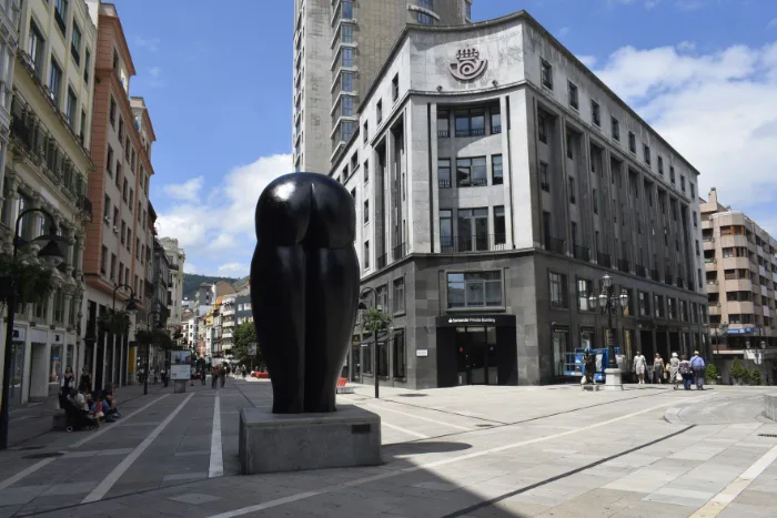 Spagna del Nord in camper ci porta ad Oviedo con la sua gentilezza e una delle tante statue ad abbellirla