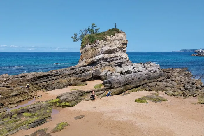 Un particolare di Santander con la spiaggia e la statua del Nettuno piccolo