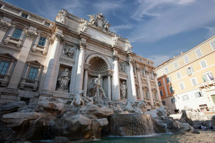 Roma a piedi si passa per la fontana più famosa, lancia una monetina prima di andartene