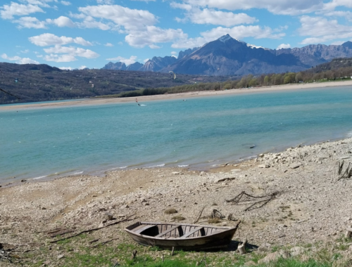 Il lago di Santa Croce in una immagine primaverile