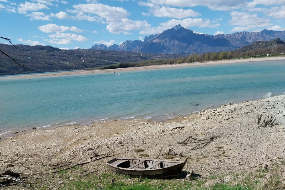 Il lago di Santa Croce in una immagine primaverile