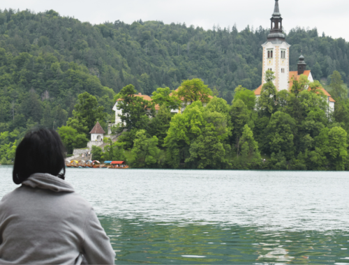 Uno scorcio dell'isola al centro del lago di Bled per un itinerario perfetto per un viaggio in Slovenia in camper