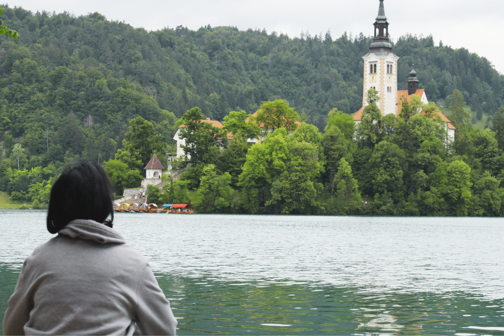 Uno scorcio dell'isola al centro del lago di Bled per un itinerario perfetto per un viaggio in Slovenia in camper