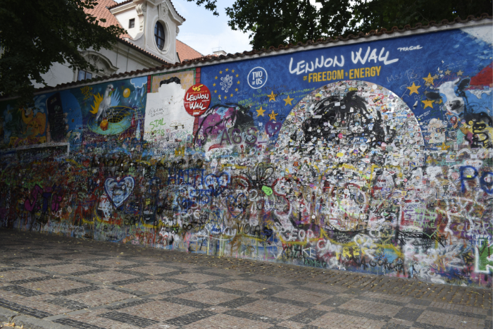 Il muro di Lennon a Praga simbolo di libertà e lotta contro le diseguaglianze sociali