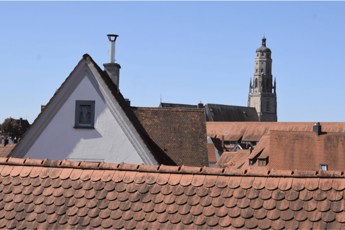 Uno scorcio dei tetti rossi della città di Nordlingen 