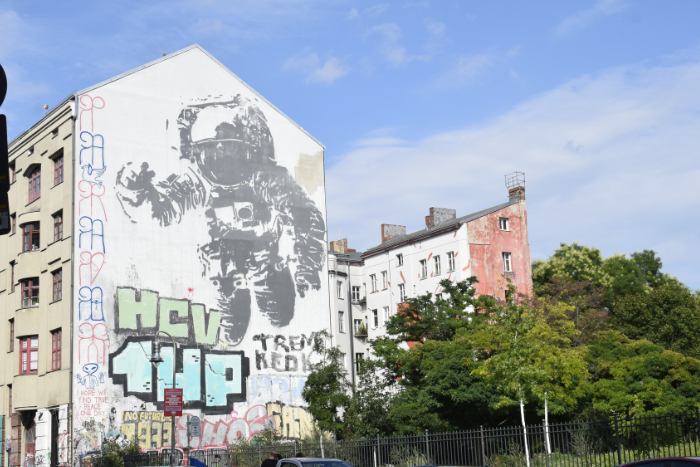 Kreuzberg a Berlino con il murales dell'astronauta