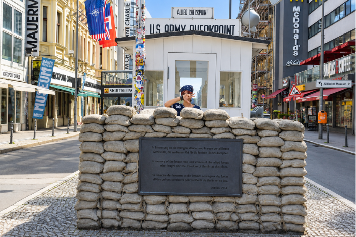 Check point Charlie è il punto di divisione tra est ed ovest di Berlino