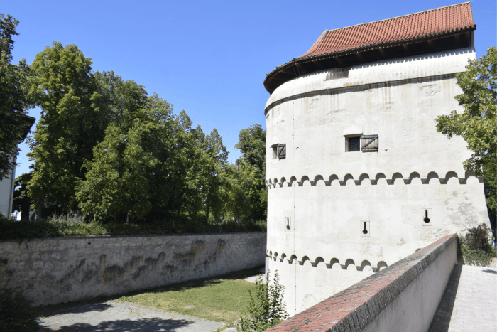 uno scorcio delle mura di guardia della città tedesca Nordlingen 