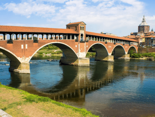Ponte Coperto sul fiume Ticino a Pavia, location cult della serie TV degli 883 vista da una prospettiva autunnale.