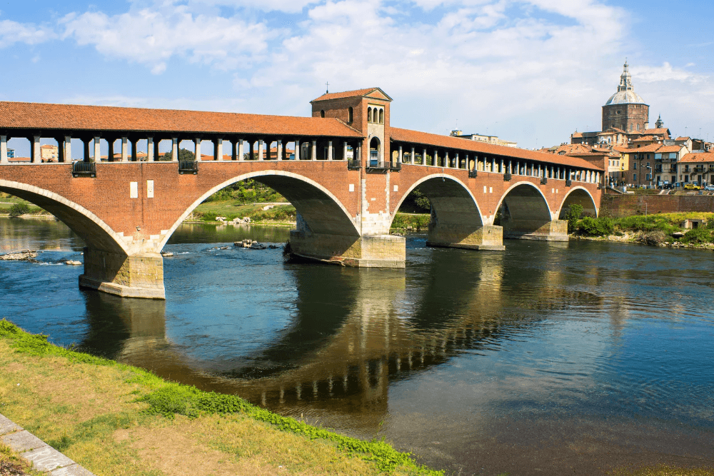 Ponte Coperto sul fiume Ticino a Pavia, location cult della serie TV degli 883 vista da una prospettiva autunnale.